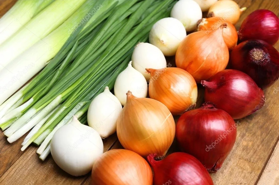 Лук имеет достаточно низкую энергетическую ценность. В 100 граммах растения содержится 45 калорий, а также следующие вещества: Наименование элемента	Процент от суточной потребности на 100 грамм Витамин C	11,1 % Витамин B6	6 % Витамин B1	3,3 % Витамин PP	2,5 % Витамин B9	2,3 % Марганец	11,5 % Медь	9 % Фосфор	7,3 % Цинк	7,1 % Калий	7 %
