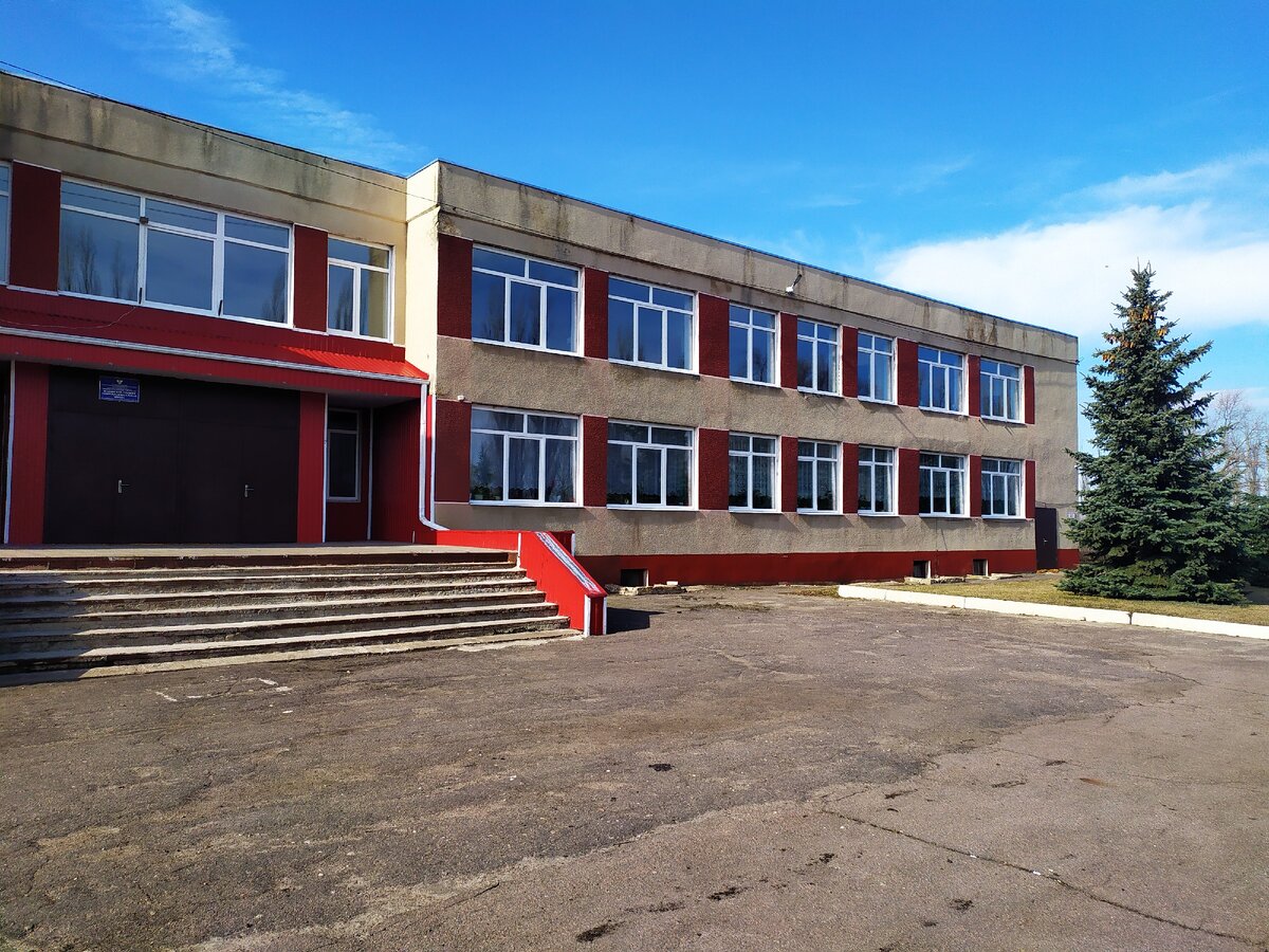 Здание школы. Выходной день.