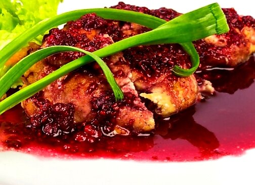 Вариант подачи мяса с фруктово - ягодным соусом 