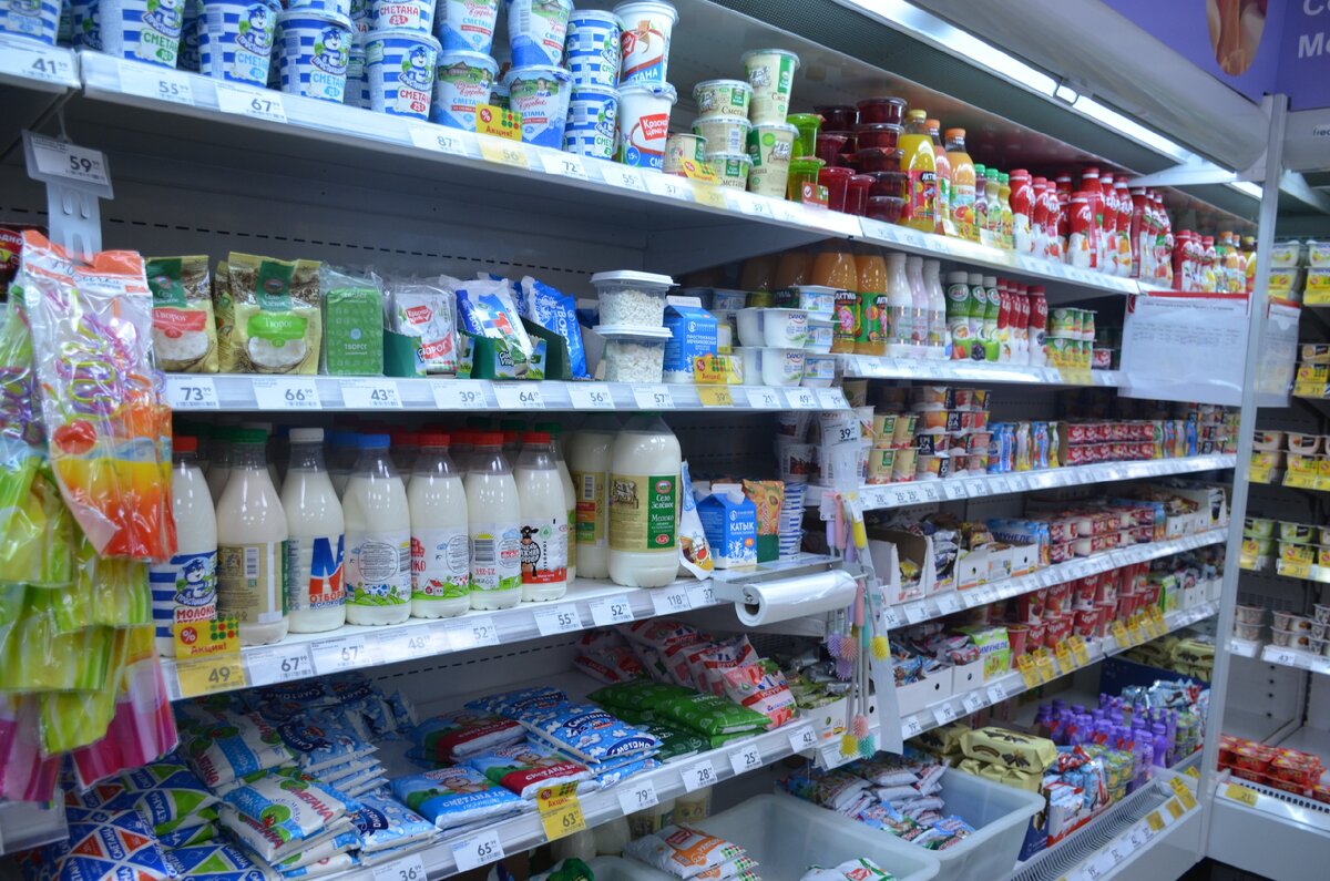 Продукция соответствует. Подорожание продуктов. Молочная продукция на кассе в магазине. Магазин продуктов Эстетика. Что продается в Молочном магазине.