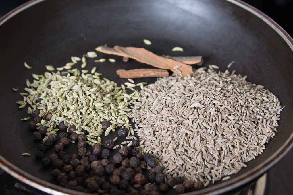 Для приготовления этой смеси поджарьте специи до их подрумянивания и пока не появится приятный аромат.