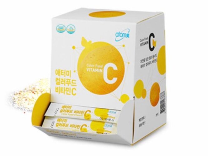 Витамин С 
антиоксидант,   регулирует окислительно-восстановительные процессы, участвует в синтезе коллагена и проколлагена, обмене фолиевой кислоты и железа, а также синтезе стероидных гормонов и катехоламинов. 

Регулирует свертываемость крови, нормализует проницаемость капилляров, необходим для кроветворения, оказывает противовоспалительное и противоаллергическое действие.

 Является  защитой организма  последствий стресса. Усиливает репаративные процессы, увеличивает устойчивость к инфекциям. Уменьшает эффекты воздействия различных аллергенов,производит
 профилактику раковых заболеваний толстой кишки, пищевода, мочевого пузыря и эндометрии.
Улучшает способность организма усваивать кальций и железо, выводить токсичные медь, свинец и ртуть.
 Присутствие необходимого количества витамина С значительно увеличивает устойчивость витаминов В1, В2, A, E, пантотеновой и фолиевой кислот. 

Предохраняет холестерин липопротеидов низкой плотности от окисления и, соответственно, стенки сосудов от отложения окисленных форм холестерина.

 Успешно справляется с эмоциональным и физическим  стрессом вырабатывая,  стрессовые гормоны. Защищает организм от токсинов, образующихся в процессе их метаболизма.

Наш организм не может накапливать витамин С, поэтому необходимо постоянно получать его дополнительно. Поскольку он водорастворим и подвержен действию температуры, термическая обработка разрушает его.

Витамин С (Color food) содержит также дополнительные компоненты:
- Манго
- Тыква
- Мандарины
- Древесный гриб
- Клубника
- Куркума
- Гранат
- Коензим Q10
- Коллаген

Витамин С нужен для синтеза коллагена, отвечает за структуру сухожилий, связок, костей и кровеносных сосудов. медиаторов норадреналина синтезирующегося с помощью  Витамина С в организме. Они необходимы человеку, так как влияют на работу мозга.

Для людей, занимающимися повышенными физическими нагрузками, он производит синтез карнитина,  превращач жир в энергию. С его помощью можно не только похудеть, но и сделать занятия спортом более эффективными за счет дополнительной энергии.
Он активно учавствует в метаболизме холестерина в желчные кислоты. Это нормализует уровень холестерина в крови и предотвращает появление камней.
Особенность: Витамин С защищает жиры, белки и углеводы от токсинов в организме.