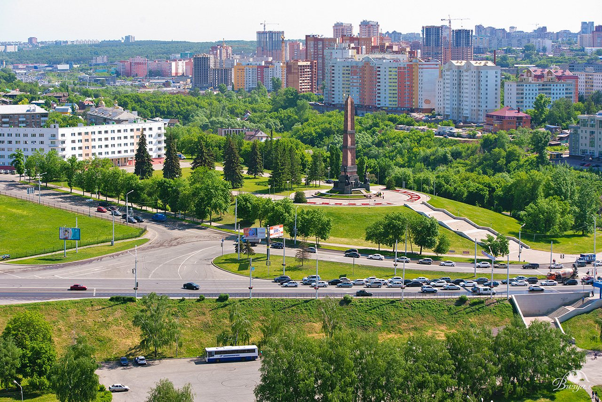 (Вид на город днем).