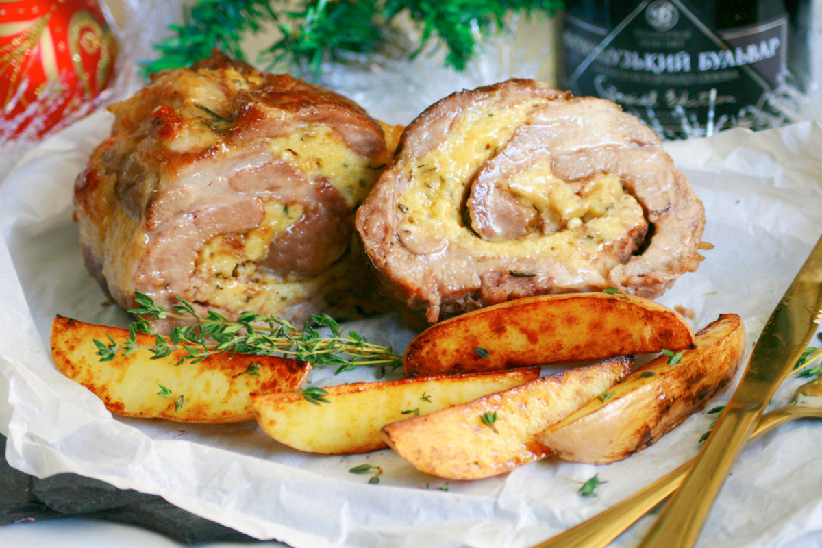 Свинина запеченная с начинкой. Берлинский мясной рулет. Мясные рулетики с сыром. Куриный рулет с картошкой. Рулет из мяса с сыром