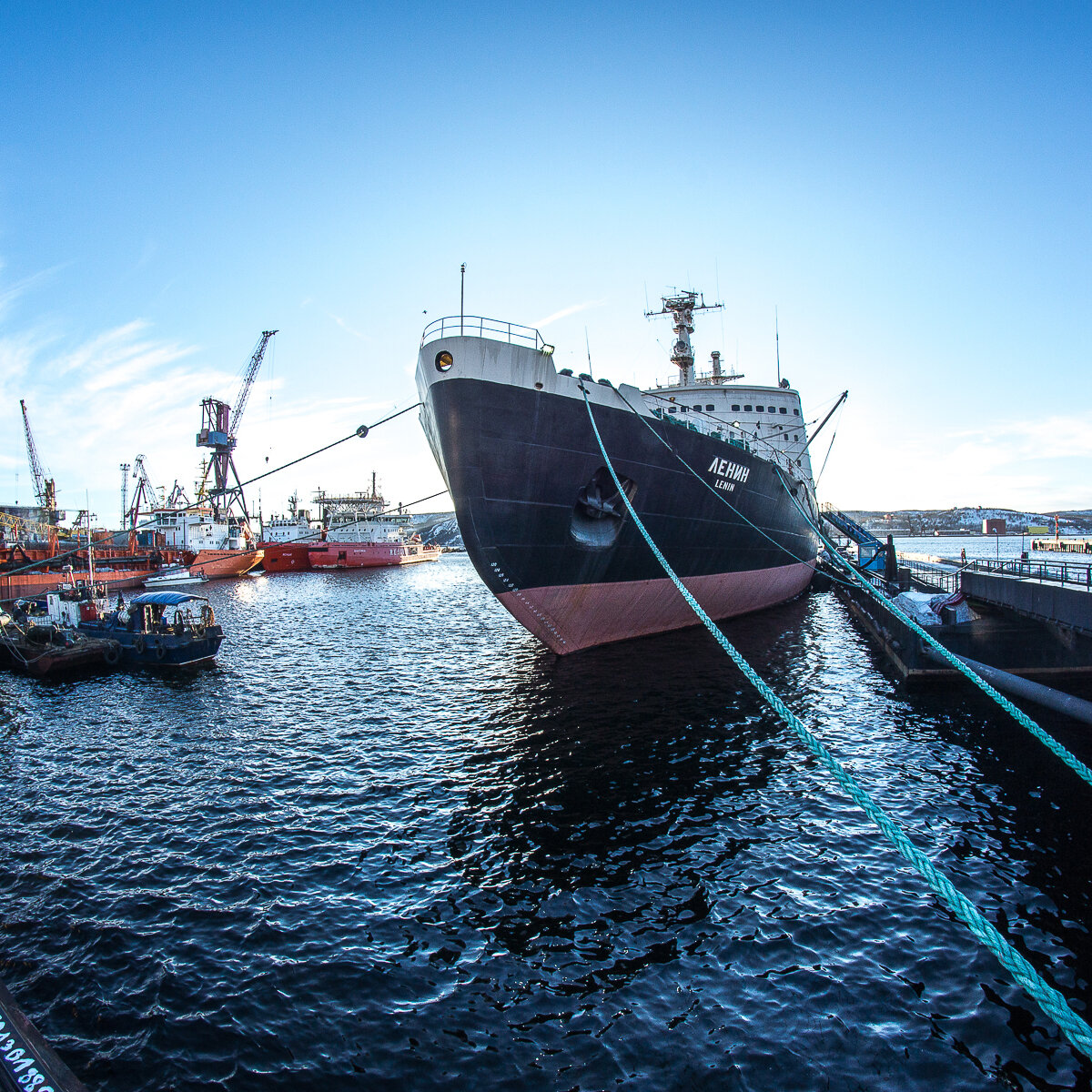 мурманск северное сияние экскурсия. полярная зима в мурманске. куда сходить в январе в мурманске. новогодняя иллюминация мурманск. маяк-мемориал в мурманске.