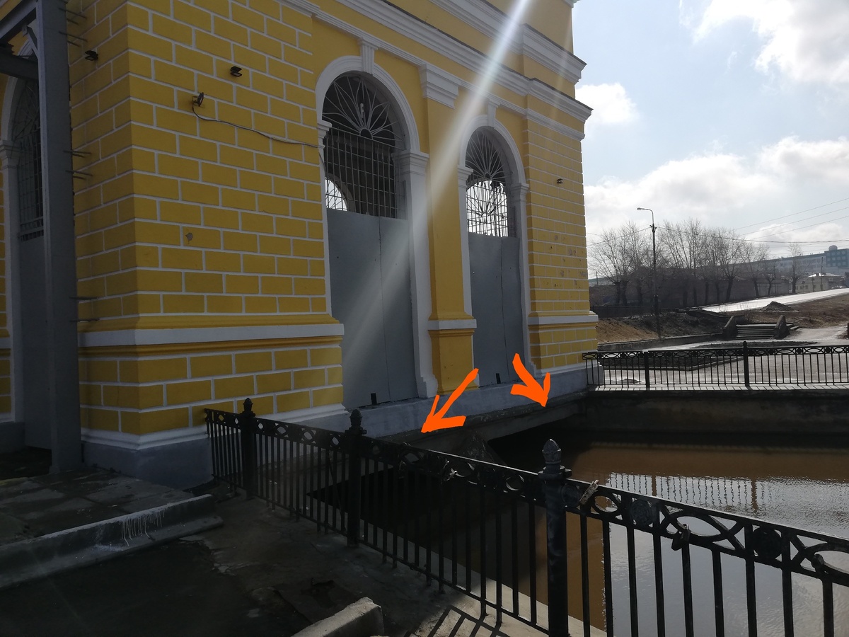 Парни ходили по этому бетонному выступу 