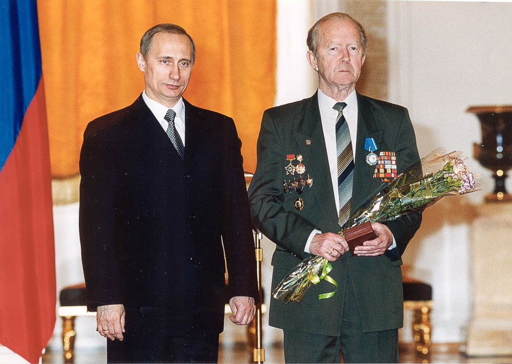 
Признание. Президент Владимир Путин вручает полковнику Евгению Савинцеву орден Почёта. Москва, 23 февраля 2000 года