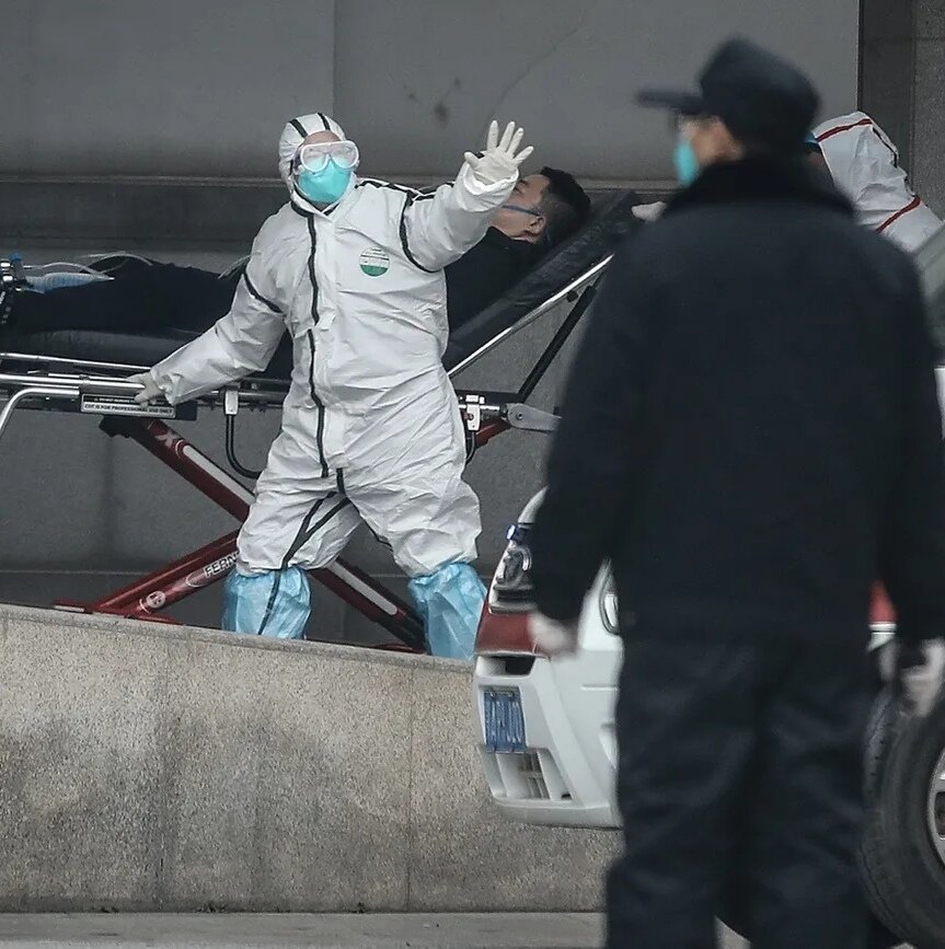 Китайские власти сразу объявили о новой инфекции, как только в больницы начали поступать посещавшие местный рынок морепродуктов пациенты с пневмонией, однако отметили, что инфекция не передаётся от человека к человеку. Как только похожие симптомы начали проявляться у тех, кто не помещал рынок морепродуктов, а также у медперсонала, врачи предположили, что инфекция всё-таки передаётся воздушно-капельным путём. 
Тогда врачи передали полученную информацию в городскую комиссию по здравоохранению, но те обвинили их в нагнетании паники, запретив при этом носить маски и говорить о коронавирусе. Затем врачи перестали регистрировать новые случаи коронавируса. Как только были зафиксированы первые случае коронавируса за пределами КНР, власти Китая провели совещание с руководителями региональных отделений ведомства, приняв меры экстренного реагирования высочайшего уровня.

Так, было создано 14 рабочих групп по сбору информации о заболевании, обучению медперсонала, контролю за лабораториями. Лишь 20 января председатель КНР Си Цзиньпин впервые заговорил о коронавирусе. Таким образом, власти Китая объявили об эпидемии на шесть дней позже, чем начали на неё реагировать.

Если бы Китай ввёл карантин на шесть дней раньше, количество заражённых было бы заметно меньше, считают эксперты. Только за шесть дней молчания властей в стране появилось более трёх тысяч новых заражённых.