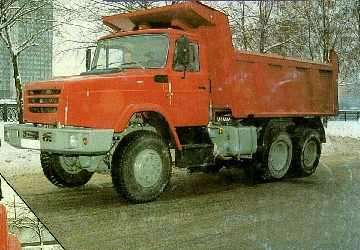  Опытный самосвал Татра-ЗиЛ. Фото из издания «Автомобильный транспорт» (№5, 1998)