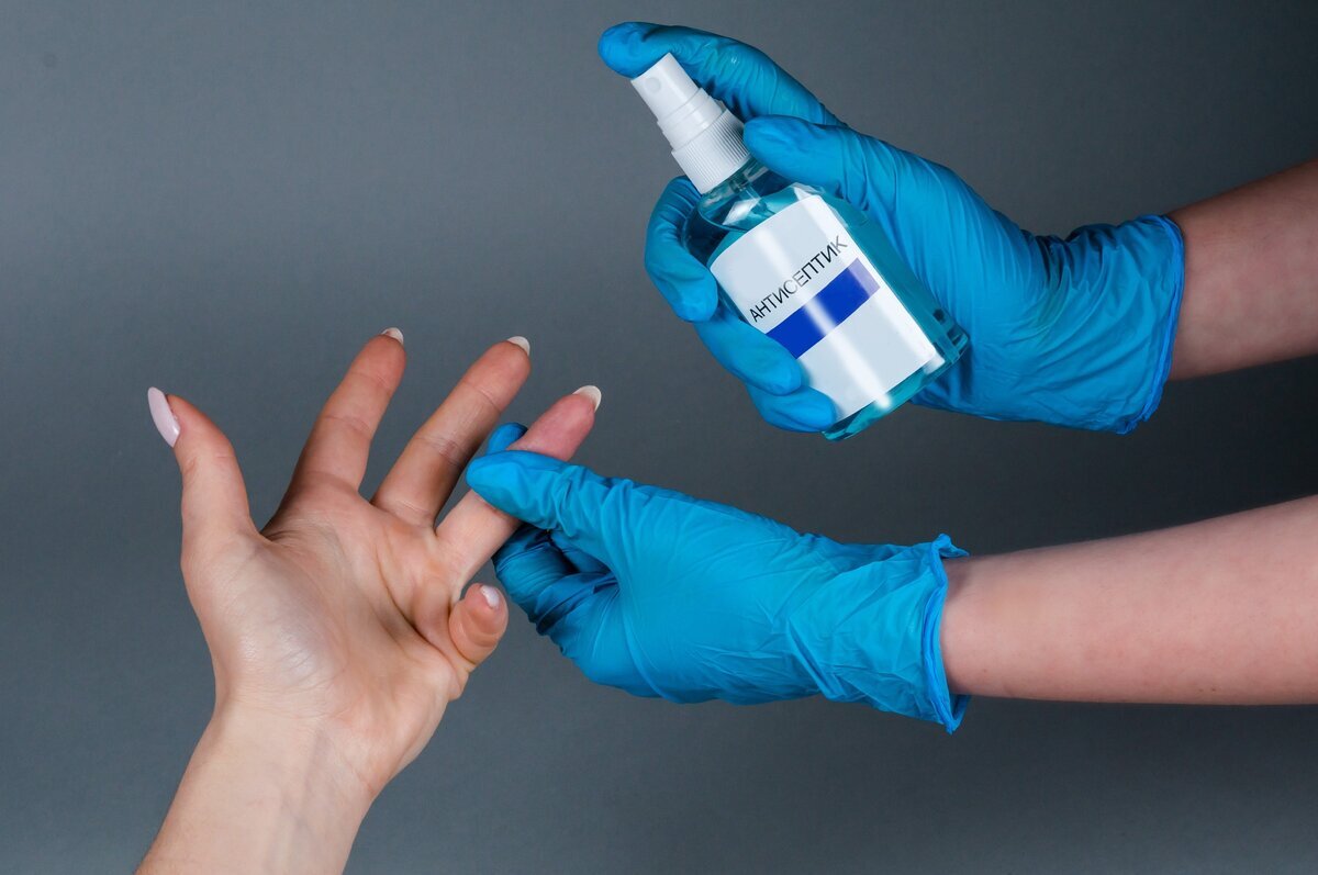 "На данный момент в условиях неконтролируемого распространения нового вируса и с учетом способов его передачи применение дезинфицирующего антисептика для рук признано одним из самых надежных способов профилактики опасной болезни."