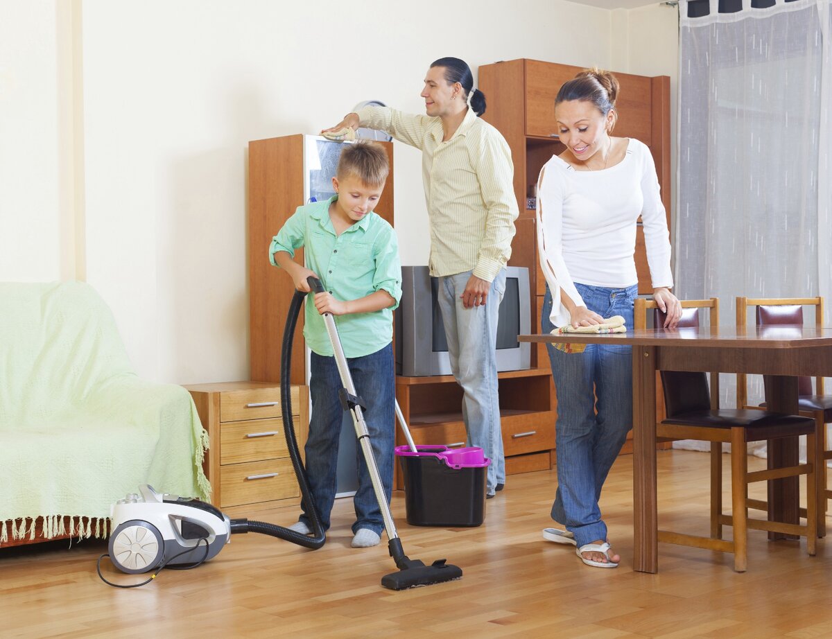 Выполнить работу по дому. Уборка всей семьей. Семья убирается. Семья и быт. Семья занимается домашними делами.