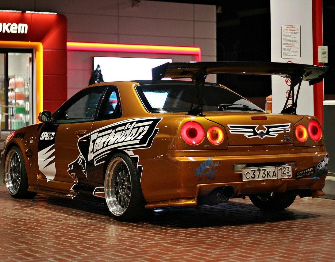 Вот такой вот автомобиль есть в России. Правда это не оригинальный GT-R, а копия.