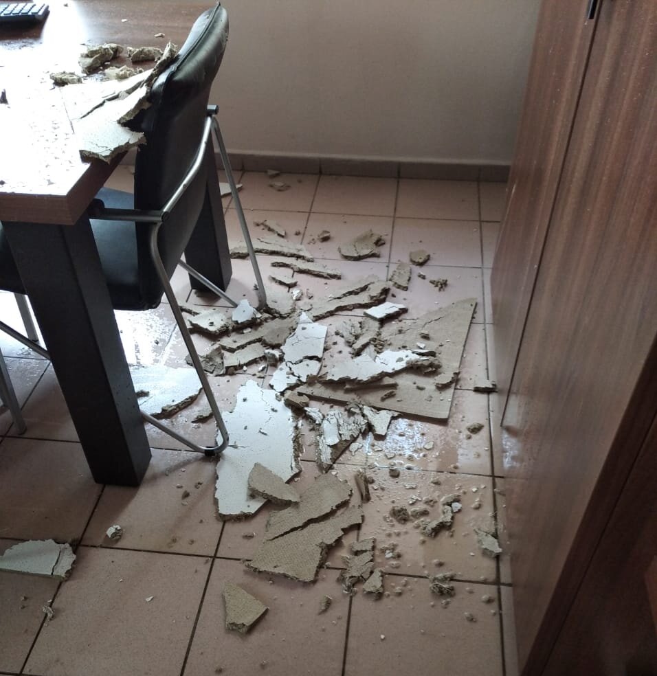 Фото от 27 апреля. "Порадовали". Потекла труба, обвалился подвесной потолок. Течь устранили. Сушим.  Плиты подвесного потолка нужны новые.