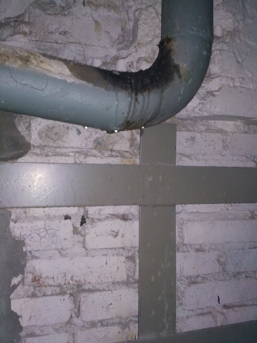 Вода сочилась из стока