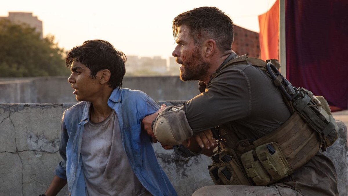 Кадр из фильма "Тайлер Рейк: Операция по спасению". Крис Хэмсворт в роли Тайлера Рейка и  Рудракш Джайсвал в роли Ови