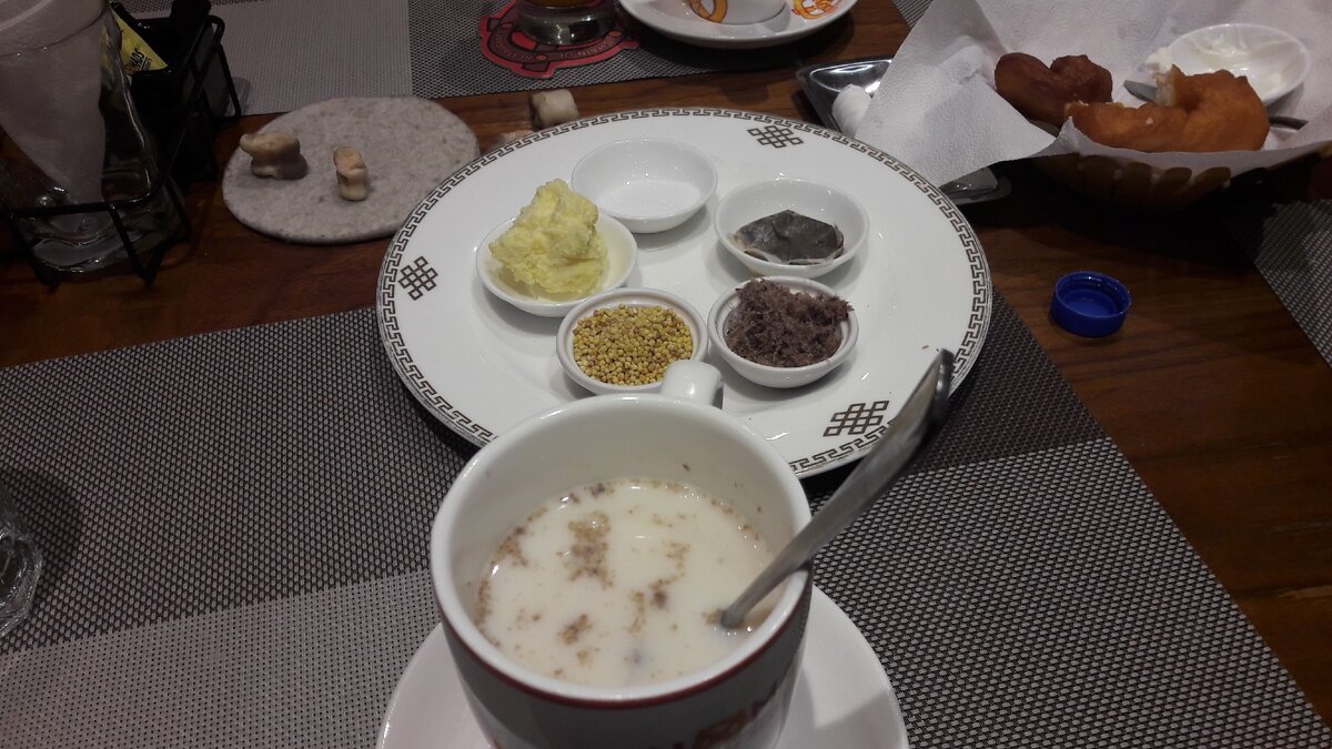 Монгольским чай Сутей цай и его ингридиенты в ресторане «Modern Nomads» 