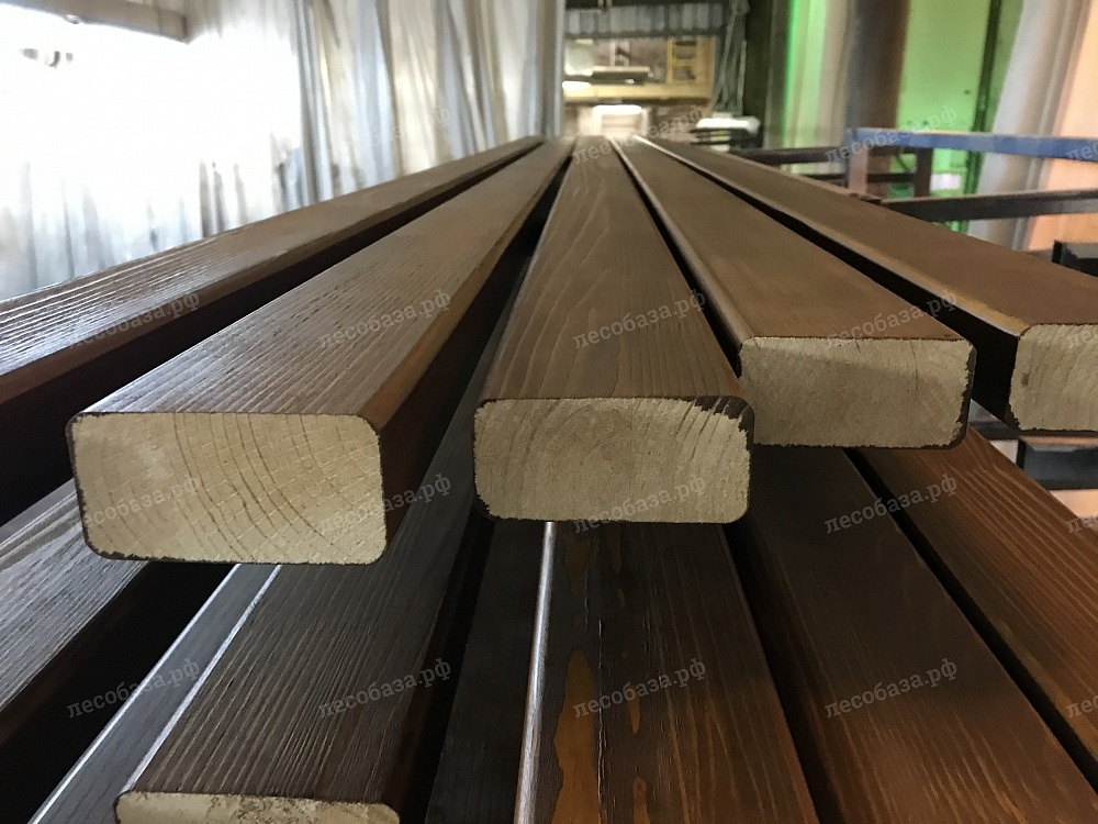 Рейки для декоративной  перегородки покрашены лаком в малярной мастерской Лесобаза.рф