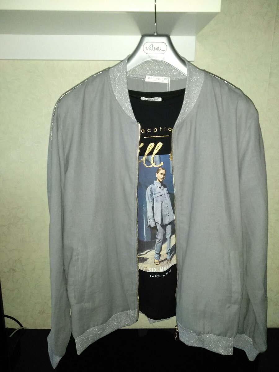 Вот этот летний бомбер купила женщина из столицы