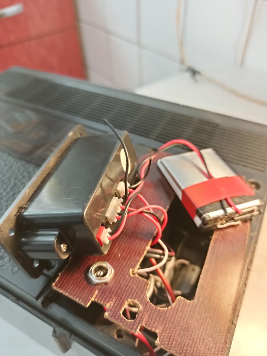 Батарейный отсек ВЭФ с компонентами апгрейда, основная батарея аккумуляторов под текстолитовой фальш-панелью.