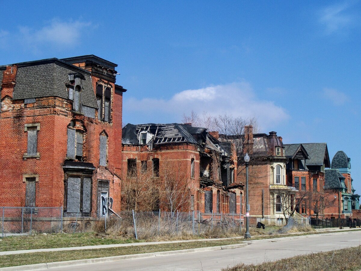 Американские города превращаются в руины. Источник: https://www.reddit.com/r/AbandonedPorn/comments/5x3kgf/abandoned_buildings_in_detroit_oc_3866x2899