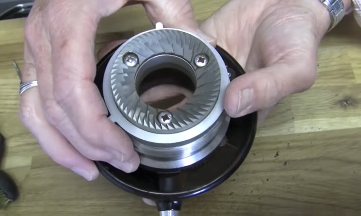 Очистка жерновов (ножей кофемолки)