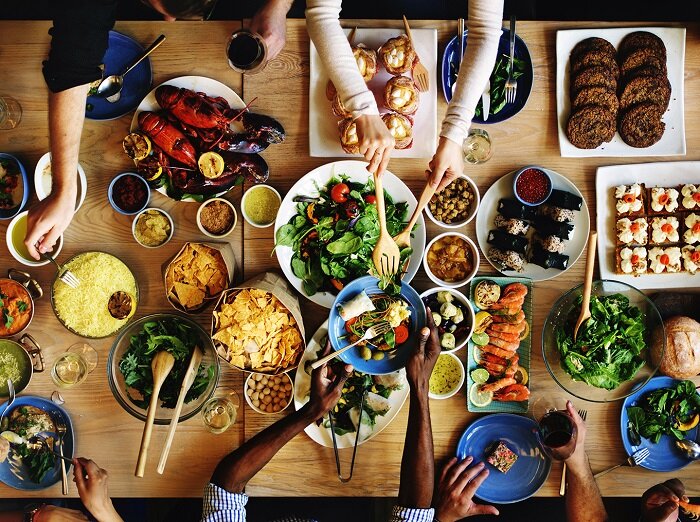 По  данным исследования, опубликованного в журнале «The Lancet Global  Health Journal» по результатам опроса 4,5 млрд. человек из 197 стран,  75% заболеваний связаны с неправильным питанием. Еще один авторитетный  рейтинг уровня здоровья населения — «Bloomberg Global Health Index» за  2019 год — оценил продолжительность жизни, меры по борьбе с курением и  ожирением, доступ к чистой воде и медицине, экологическую обстановку и  качество питания в 169 странах. Россия в этом рейтинге оказалась на 95-м  месте. Жители средиземноморских и скандинавских стран реже страдают от  сердечно-сосудистых заболеваний, ожирения и гормональных нарушений — во  многом благодаря местным гастрономическим традициям.