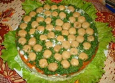 Праздничный слоёный салат с маринованными шампиньонами. Чтобы салат получился идеальной формы в виде торта,нужно использовать разъемную форму. Форма нужна обязательно,так как в грибной поляне слои нужно укладывать плотно,начиная с верхнего. Грибная поляна-идеальное блюдо на любой праздник,он очень вкусный и эффективно смотрится на столе.
