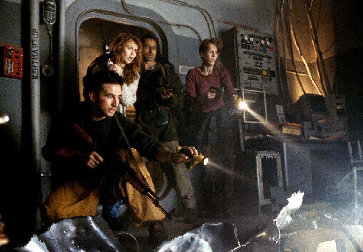 Кадр из фильма "Вирус". Режиссёр – Джон Бруно