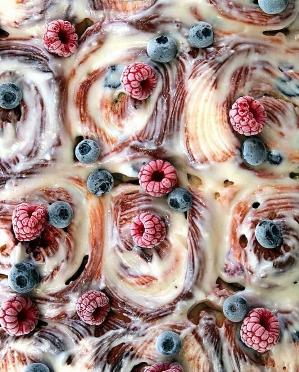 МЯГКИЕ БУЛОЧКИ-УЛИТКИ С КАРДАМОНОМ И ЯГОДАМИ 