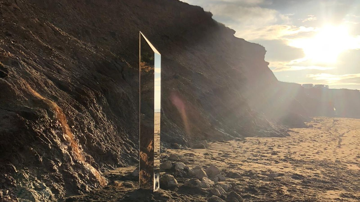 Монолит обелиск сша. Sadonita monolith. Металлический монолит в румынии. Зеркальные монолиты в сша. Таинственный монолит штат юта.