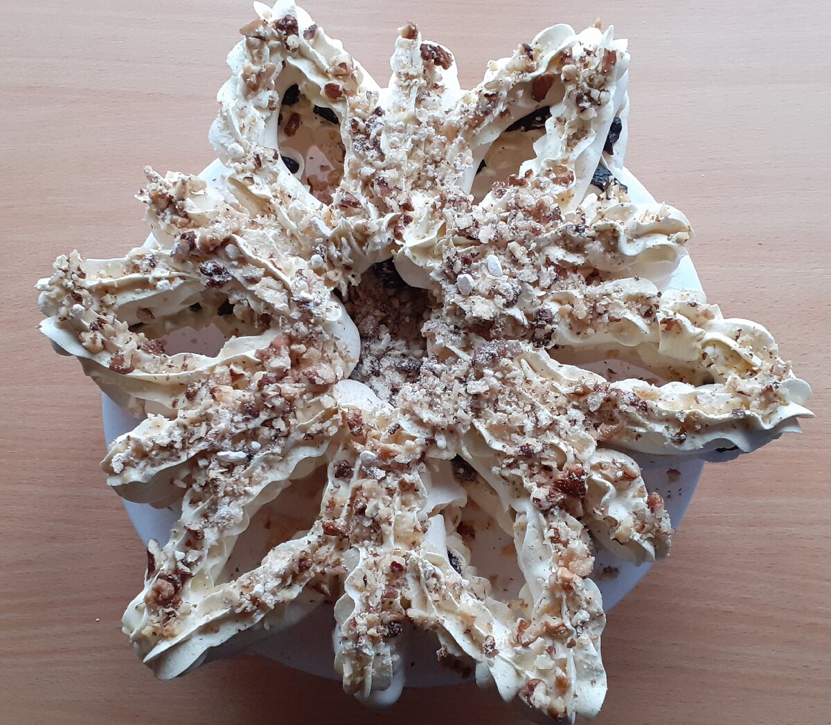 Делать торт не сложно и быстрее, чем бисквитные или слоёные с миллионом коржей.