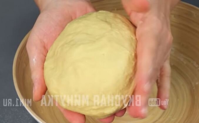 1. Взбиваем 2 яйца с солью, добавляем растопленное сливочное масло, воду и просеиваем муку. Замешиваем эластичное тесто. Накрываем в пластиковую пленку и оставляем на 20 минут.