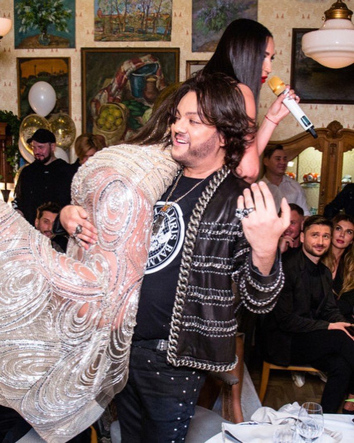 Видите Киркоров хватает именно Зато место Ольгу Бузову. 