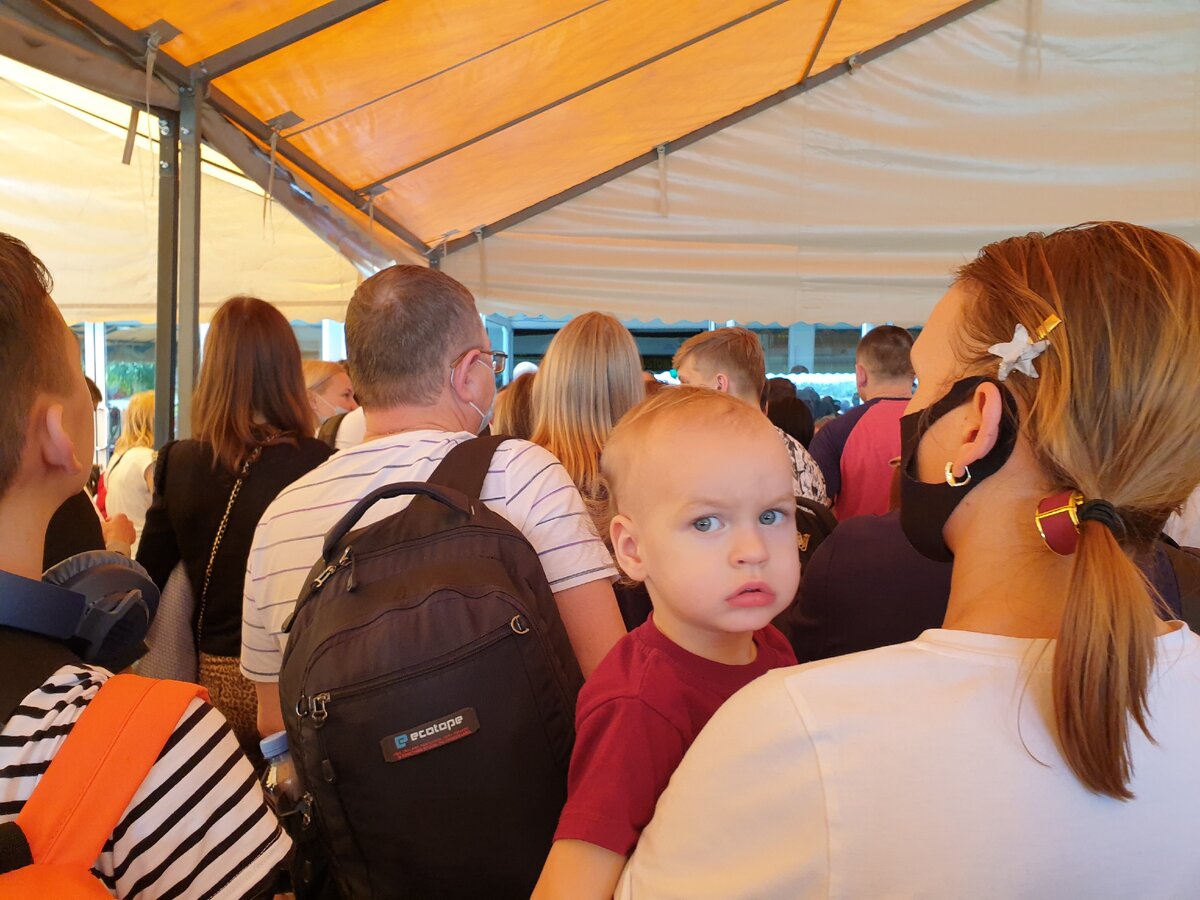 Вход в аэропорт.