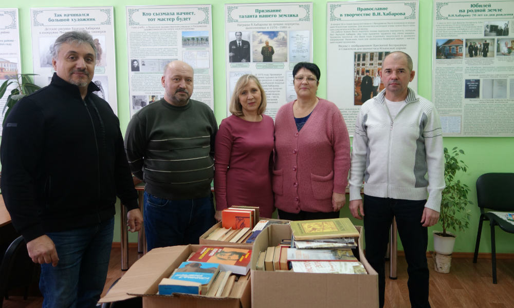В Мичуринском районе "Пограничная застава" вручила книги детской библиотеке. Фото: Игорь Мартынов / Сетевое издание "Отечество и вера".