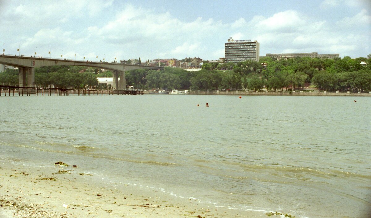 Ворошиловский мост. Июль 1998 года. Вдали виднеются солнечные часы на торце здания.
