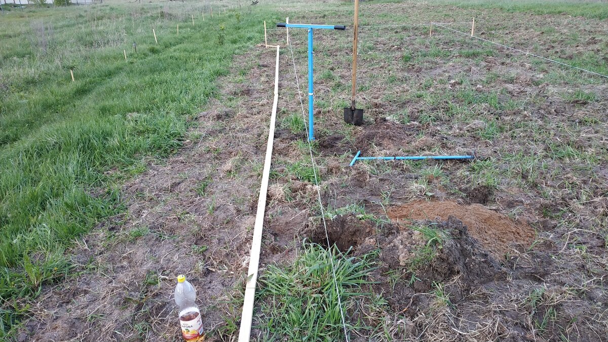 Делаю ямы под заливку столбов фундамента теплицы