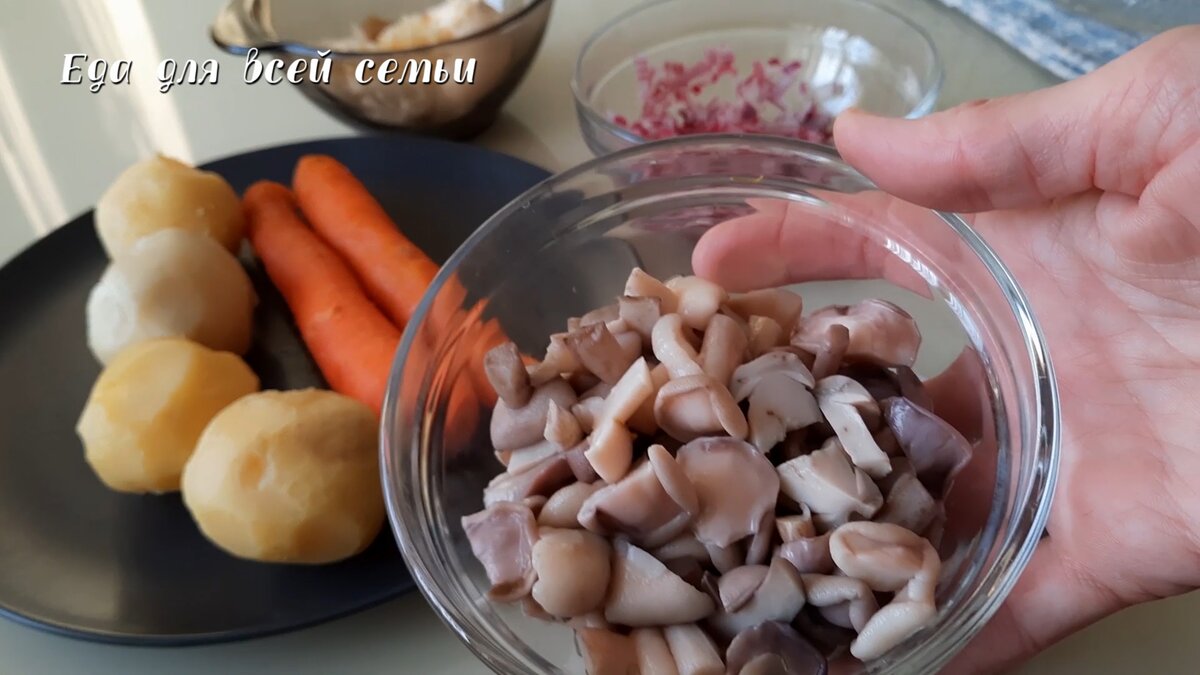 маринованные маслята, можно использовать маринованные опята 