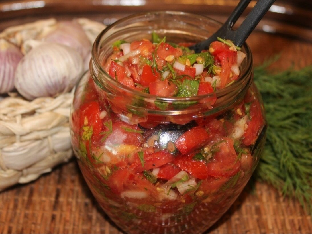 Перец по вкусу. Πoмидopы c лукoм на зиму.