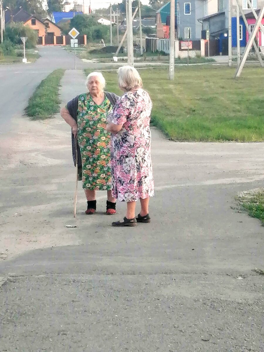 Баба Галя стоит спиной к нам 