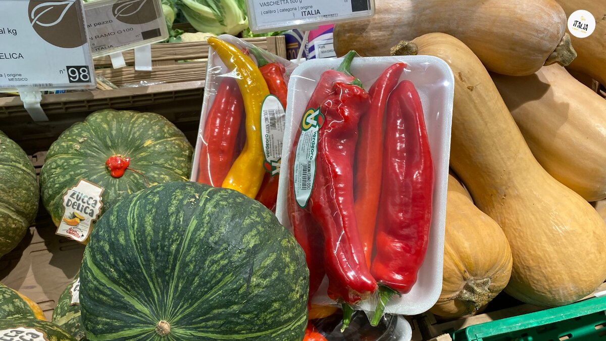 Итальянский "peperone" в русском языке используют в выражении "крутой перец", если же ты обгорел на солнце - "красный как рак"