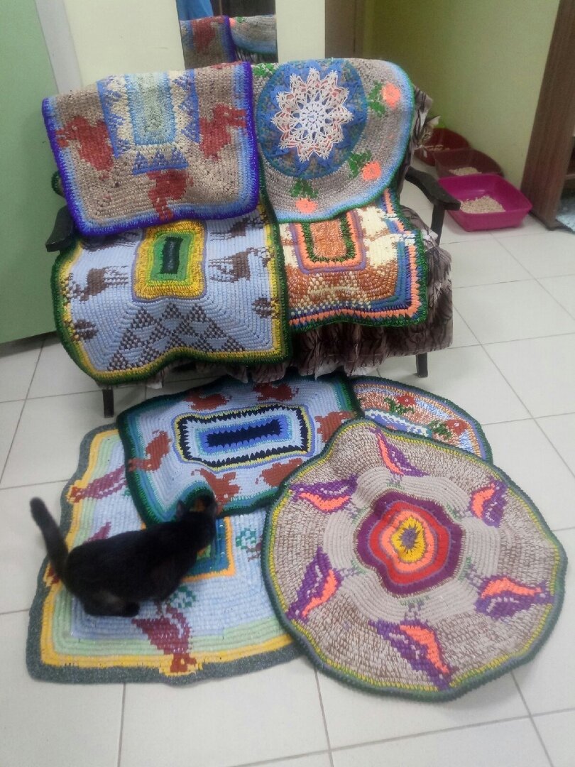 Моя бабушка вяжет вот такие чудесные коврики. Часть из них отправляется в приют для котиков. Чтобы там было уютно его пушистым обитателям. И посетители лучше могли рассматривать котофф.