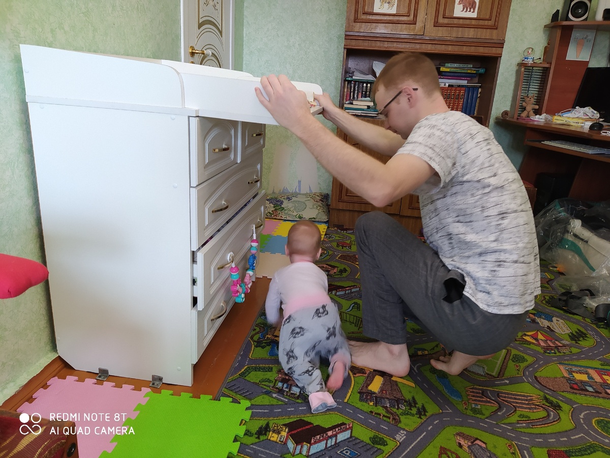 Вот такой комод с пеленальным столиком мы себе купили. Однако вскоре поняли, что он небезопасен для ребенка