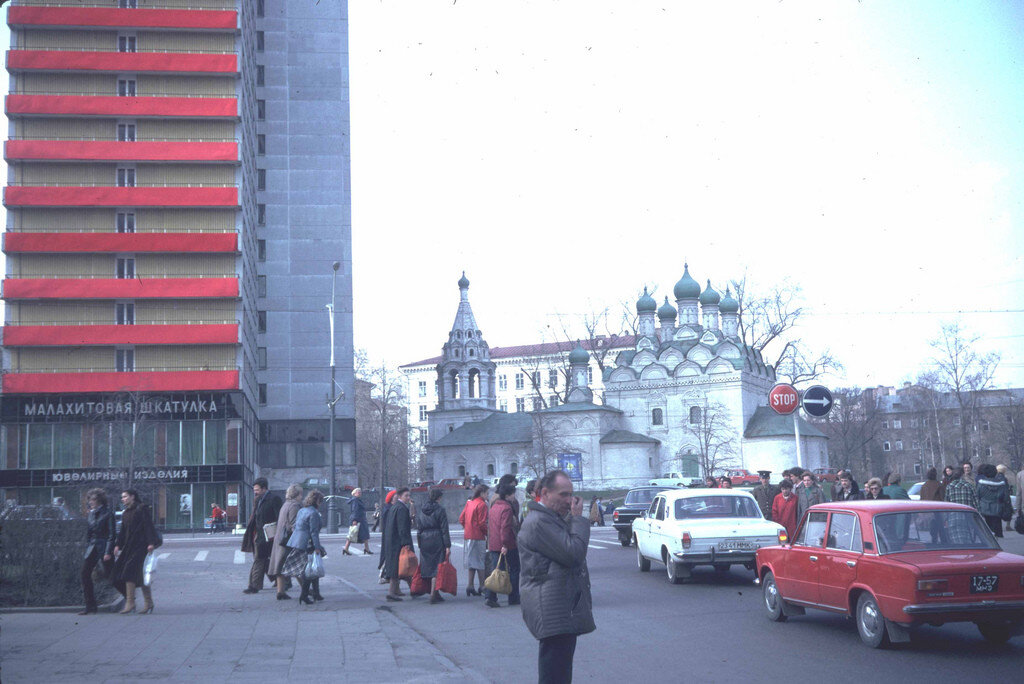 В середине фотографии, за церквушкой виднеется белое здание школы №91...(1982 г.)