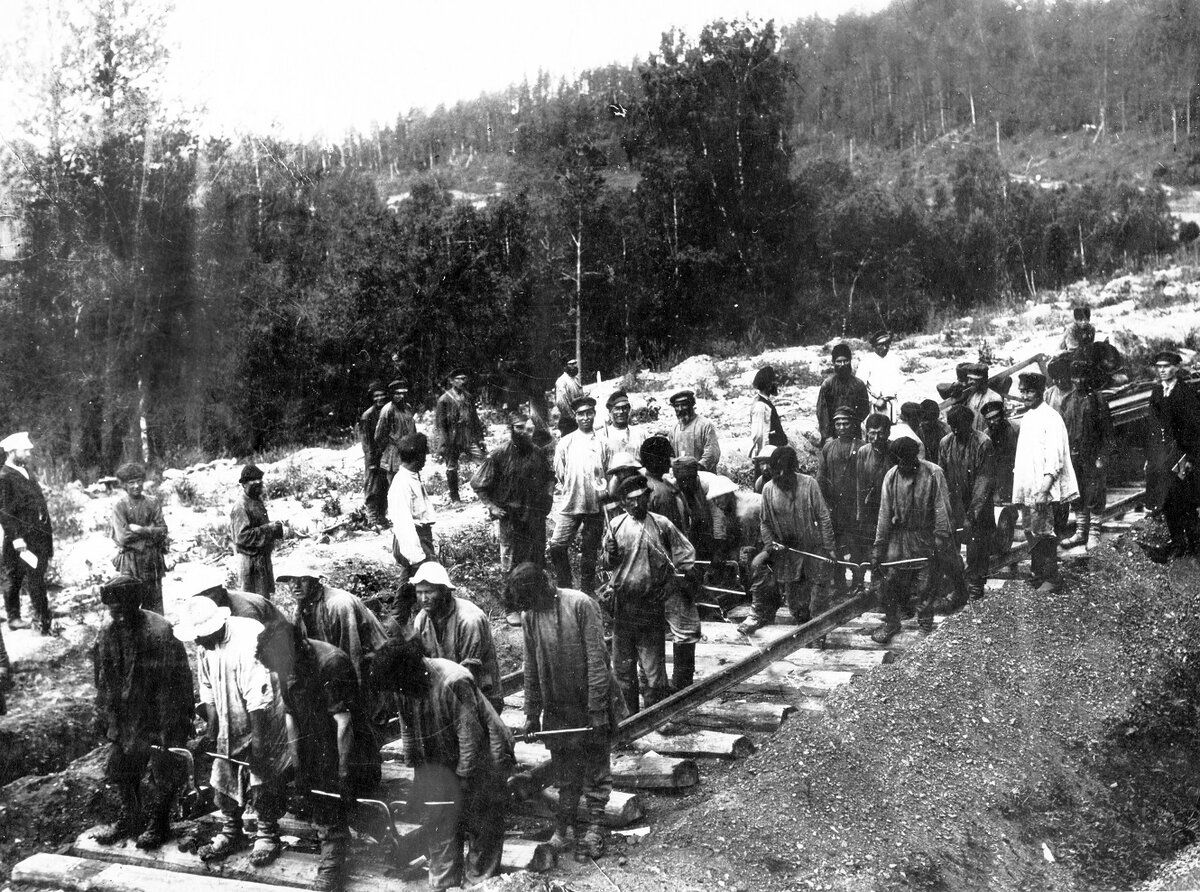 Заключенные ГУЛАГа на строительстве Колымского шоссе 1930-е