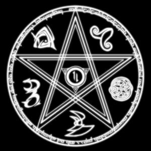 Постепенно отношение к пентаграмме стало меняться с течением истории. ВВ христианстве знак сначала олицетворял Вифлеемскую звезду, раны Иисуса после распятия, а также истину и мистицизм в общем смысле. Соломон, как и император Константин, использовал пентаграмму для защиты от демонов. А уже средневековые рыцари видели в знаке отражение своих достоинств: мужества, храбрости, великодушия и т.д. Сегодня символом пользуются колдуны и сатанисты. Пентаграмма считается одним из сильнейших изображжений магии и используется колдунами в различных обрядах. У каждой вершины есть свое значение. Это отображение основных чувств человека, окружающих миров и стихий.