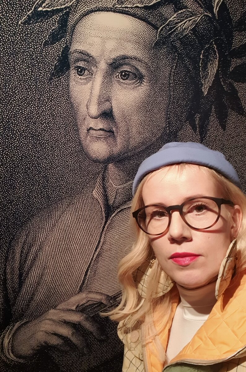 Искусствовед Кристина О'Крейн на экспозиции выставки "Аньоло Бронзино. Аллегорический портрет Данте Алигьери" в Центре Вознесенского в Москве.