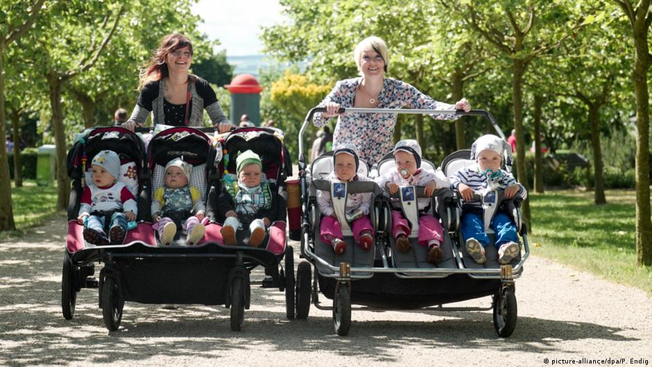 близнецы на прогулке