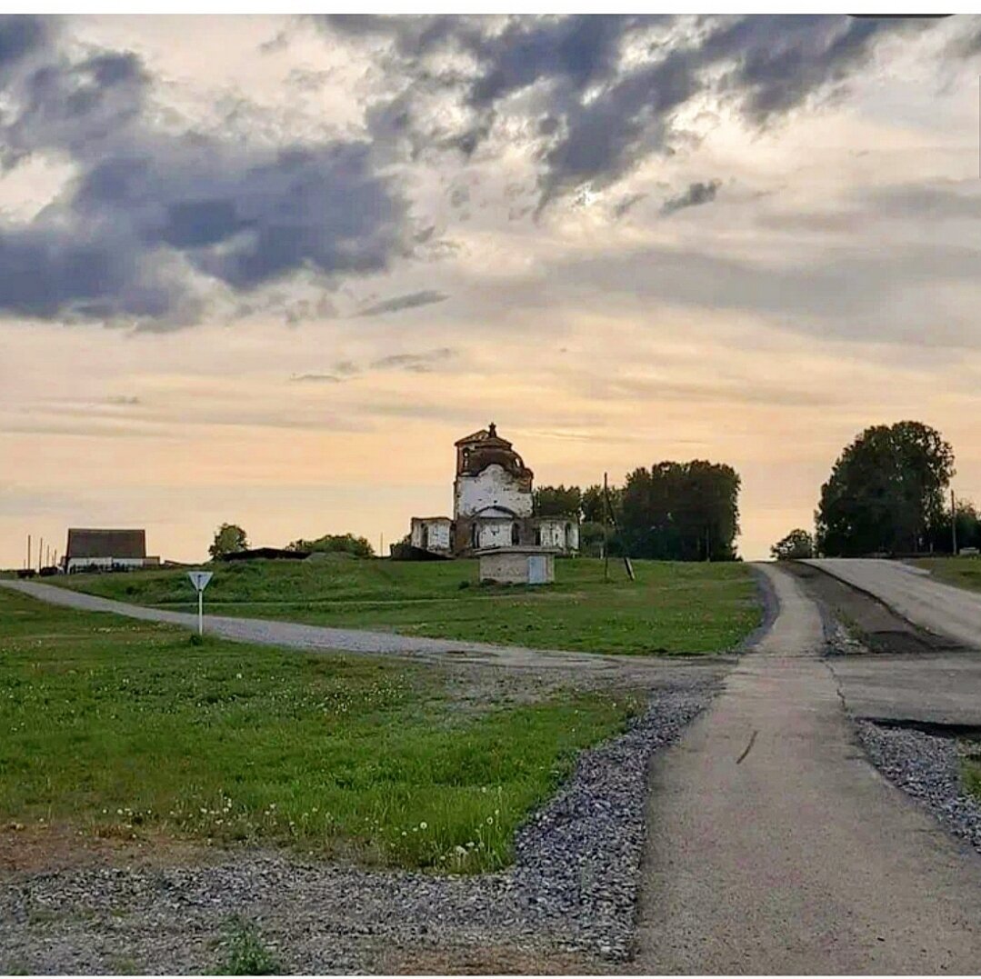 Можно даже образно выразиться,что стоит она на "перекрёстке семи дорог". Очень красиво смотрится на закате.