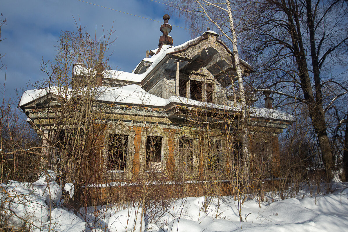 Заброшенный "теремок с двуглавыми орлами" - дом Смирнова. Дуденцы, Калининский район Тверской области. Фото автора статьи
